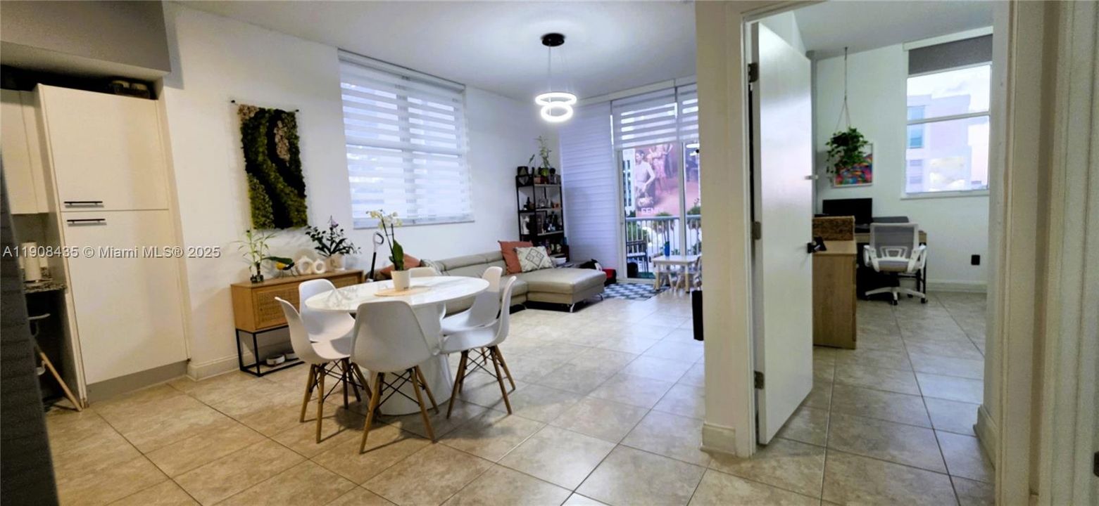 待售: $220,000 (1 贝兹, 1 浴室, 743 平方英尺)