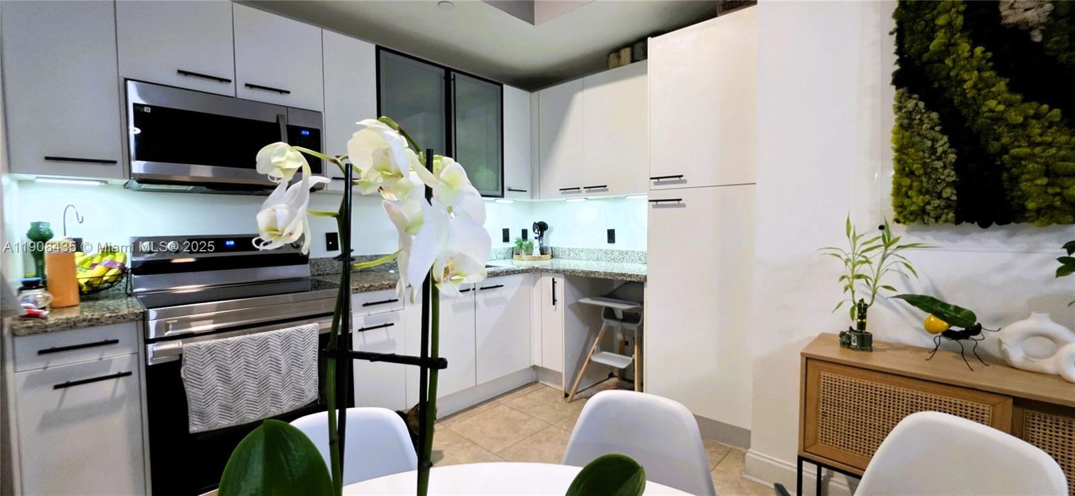 待售: $220,000 (1 贝兹, 1 浴室, 743 平方英尺)