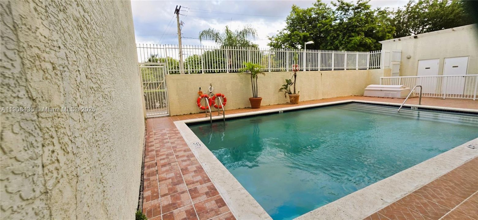 待售: $220,000 (1 贝兹, 1 浴室, 743 平方英尺)