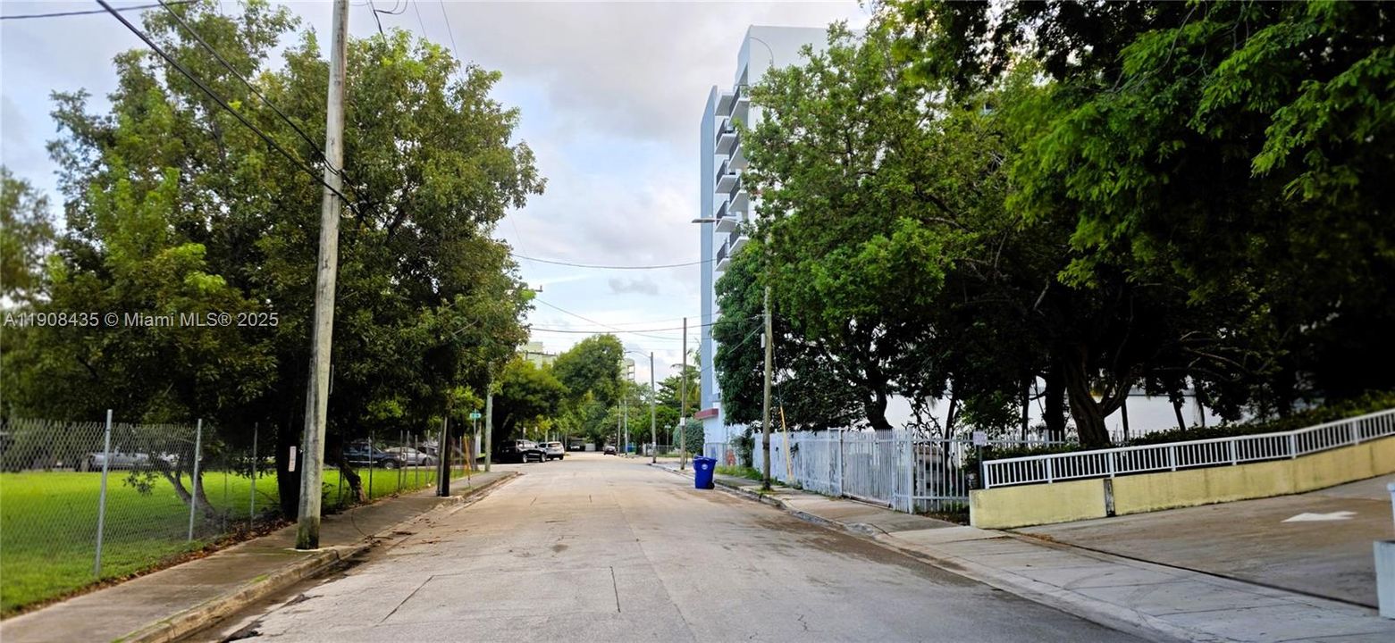 待售: $220,000 (1 贝兹, 1 浴室, 743 平方英尺)