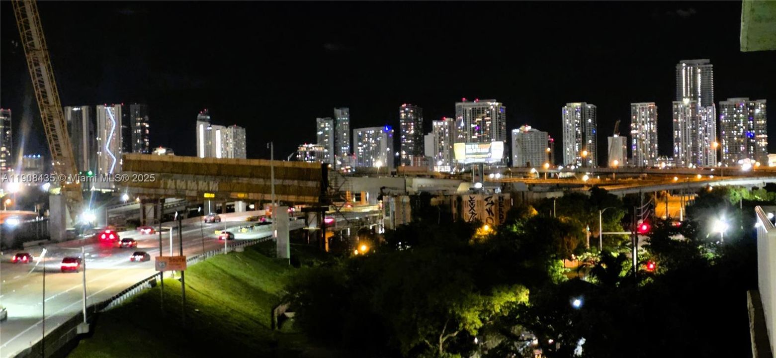 待售: $220,000 (1 贝兹, 1 浴室, 743 平方英尺)