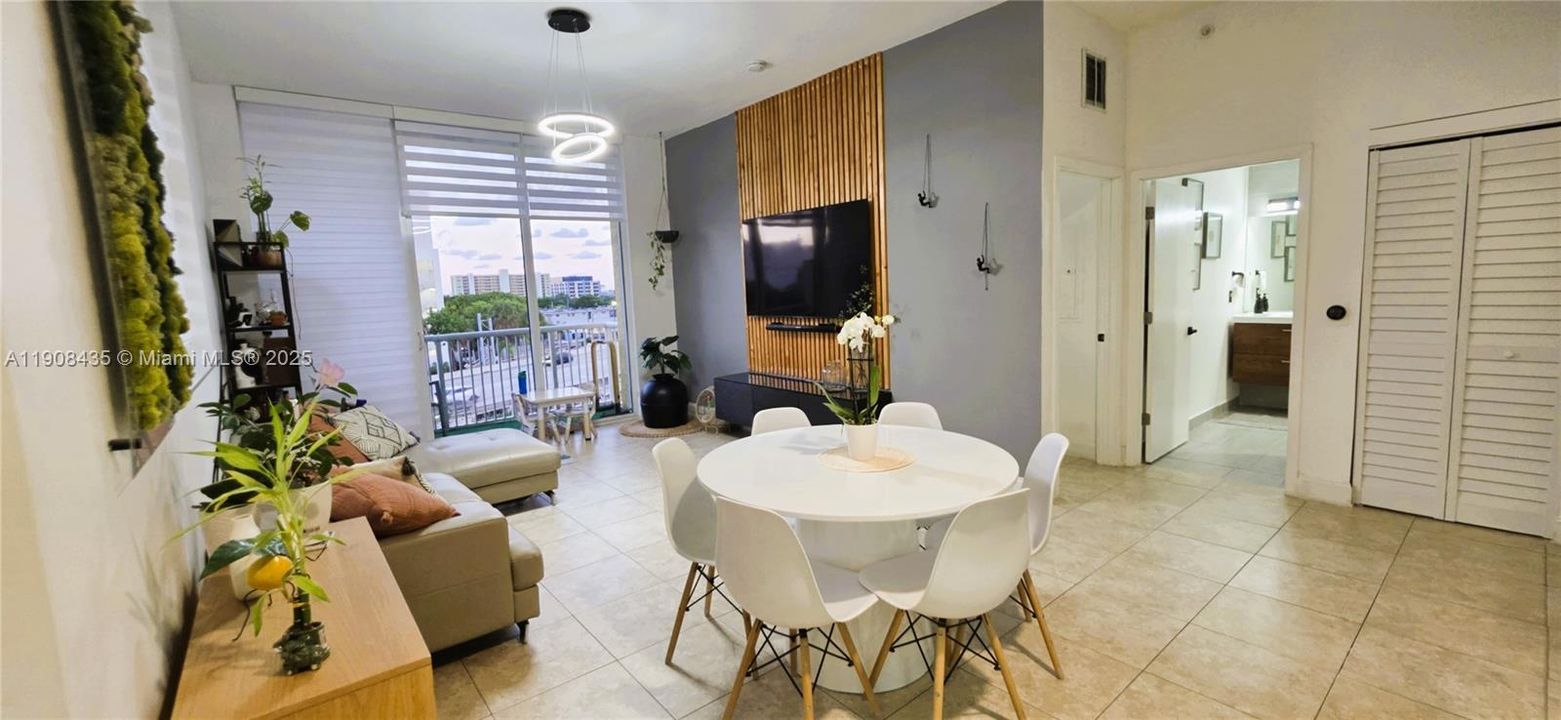 待售: $220,000 (1 贝兹, 1 浴室, 743 平方英尺)