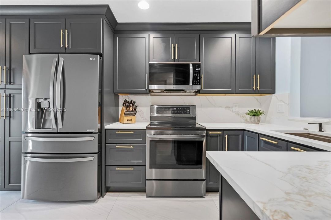 Active With Contract: $420,000 (2 beds, 2 baths, 1241 Square Feet)