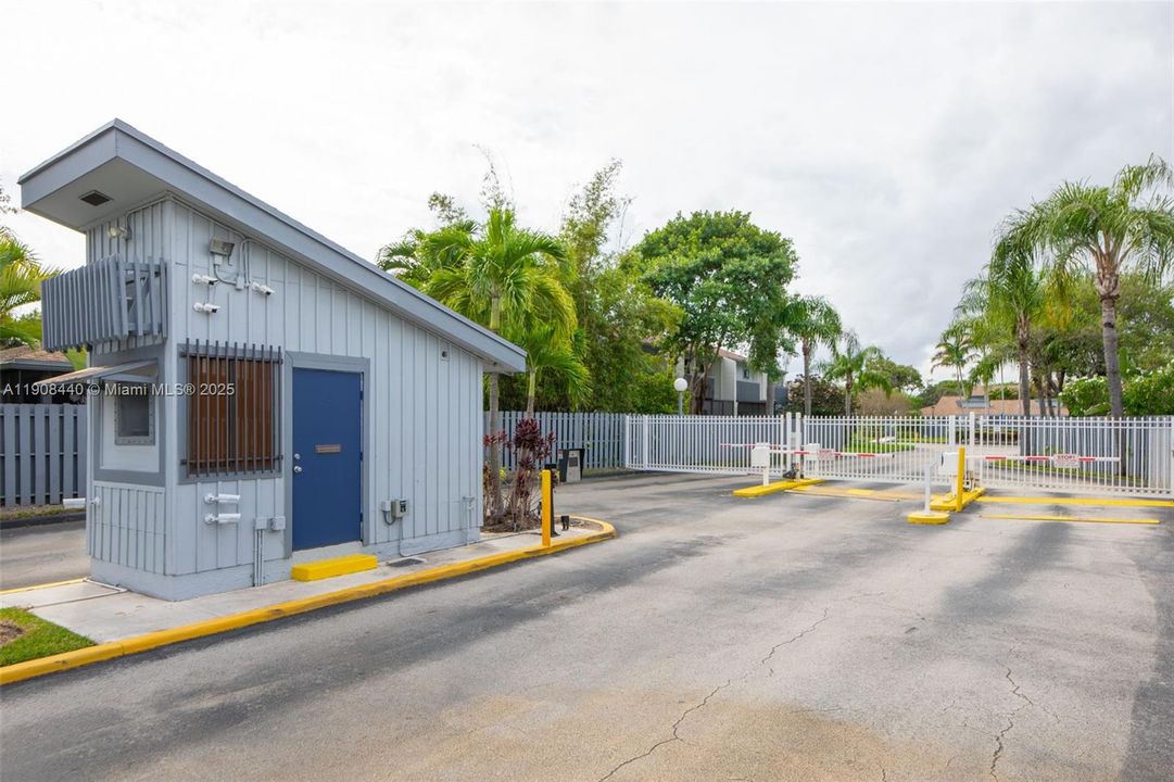 Active With Contract: $420,000 (2 beds, 2 baths, 1241 Square Feet)