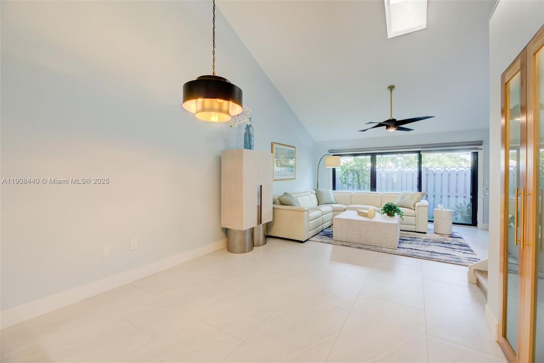 Active With Contract: $420,000 (2 beds, 2 baths, 1241 Square Feet)