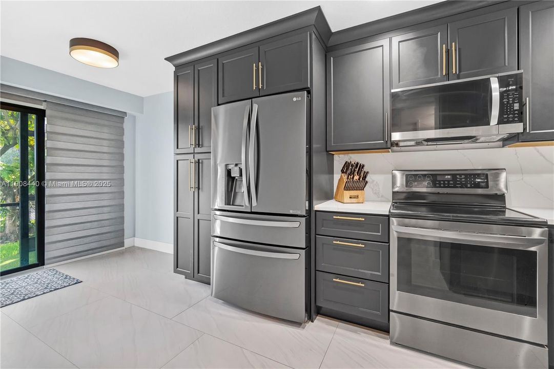 Soft Close Cabinets,Pull Out Shelves