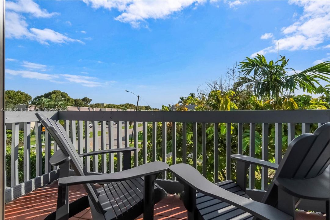 Active With Contract: $420,000 (2 beds, 2 baths, 1241 Square Feet)