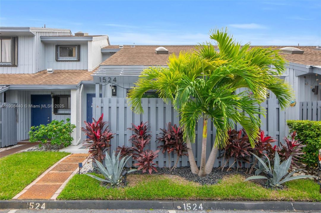 Active With Contract: $420,000 (2 beds, 2 baths, 1241 Square Feet)