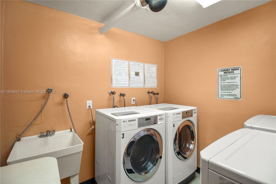 For Sale: $289,000 (1 beds, 1 baths, 1000 Square Feet)