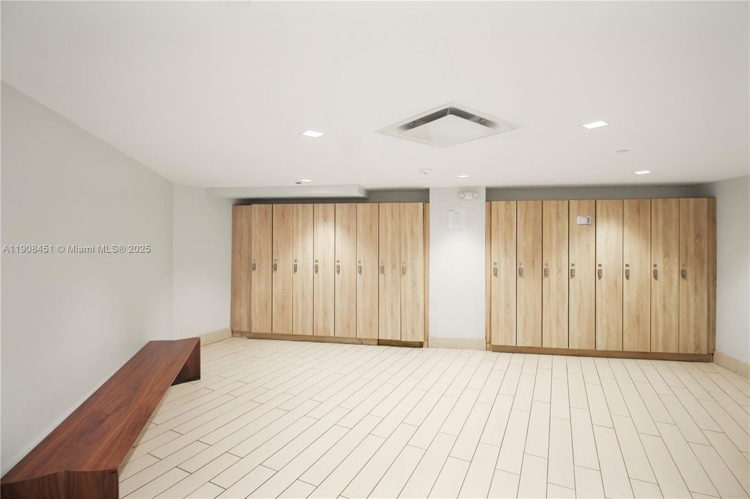 For Sale: $289,000 (1 beds, 1 baths, 1000 Square Feet)