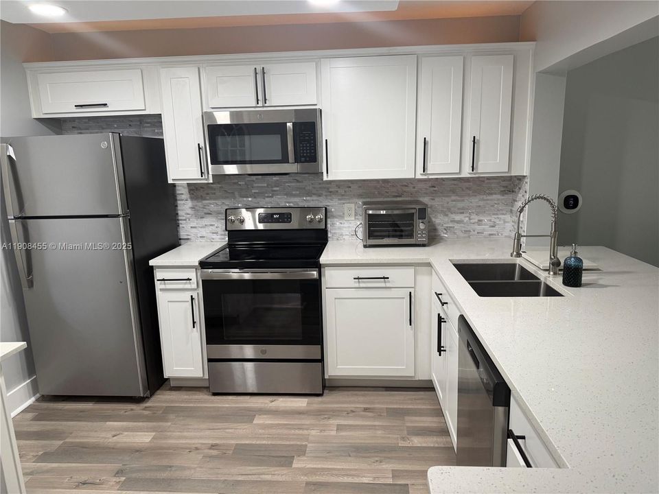 For Sale: $325,000 (2 beds, 2 baths, 975 Square Feet)
