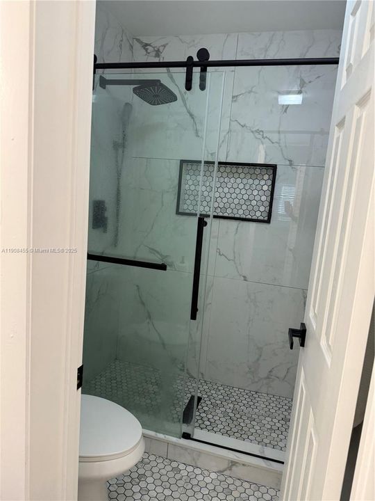 For Sale: $325,000 (2 beds, 2 baths, 975 Square Feet)