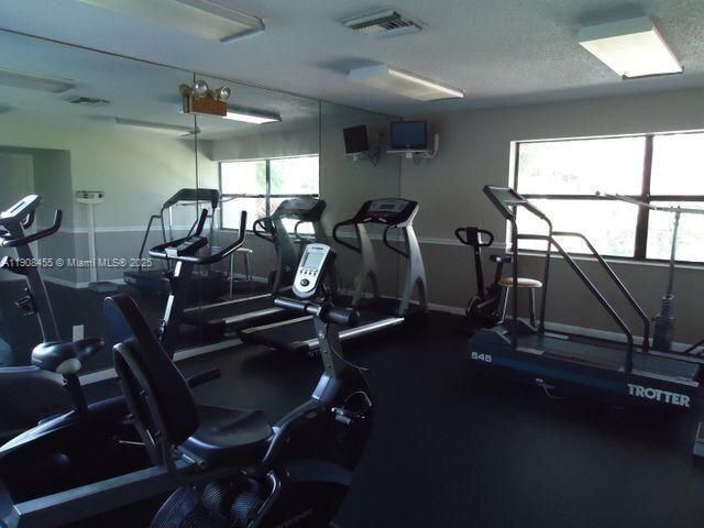 For Sale: $325,000 (2 beds, 2 baths, 975 Square Feet)