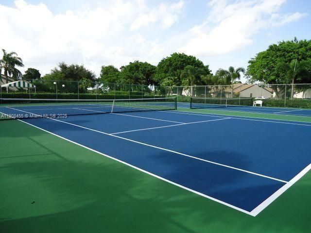 For Sale: $325,000 (2 beds, 2 baths, 975 Square Feet)