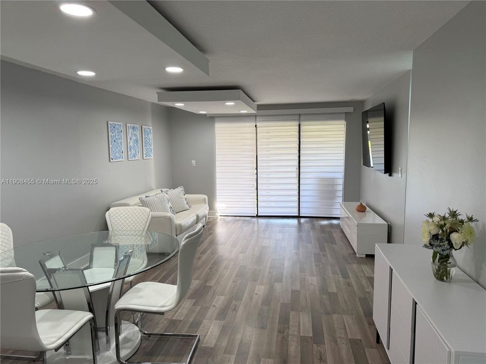 For Sale: $325,000 (2 beds, 2 baths, 975 Square Feet)