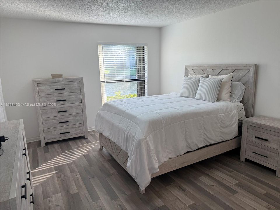 For Sale: $325,000 (2 beds, 2 baths, 975 Square Feet)