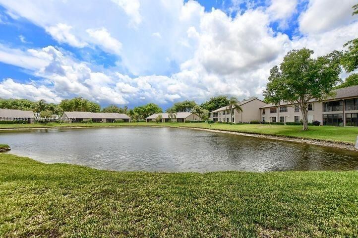 For Sale: $325,000 (2 beds, 2 baths, 975 Square Feet)