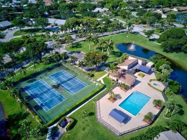 For Sale: $325,000 (2 beds, 2 baths, 975 Square Feet)