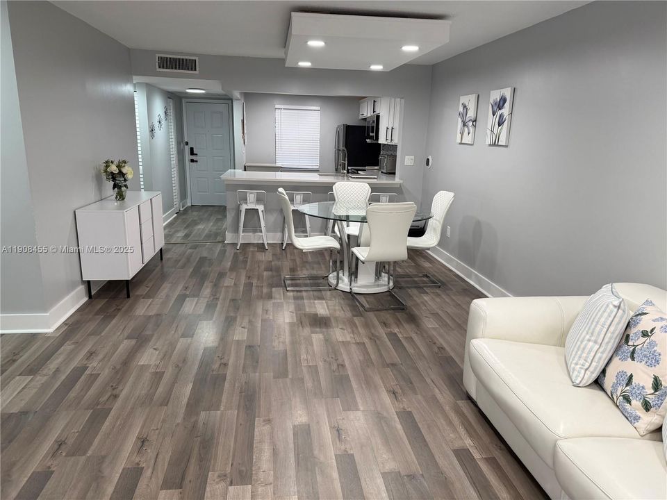 For Sale: $325,000 (2 beds, 2 baths, 975 Square Feet)