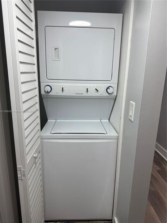 For Sale: $325,000 (2 beds, 2 baths, 975 Square Feet)