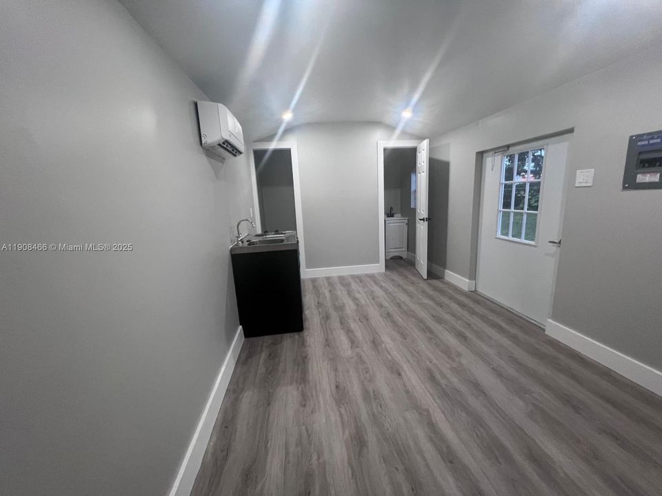 For Rent: $1,100 (1 beds, 1 baths, 1525 Square Feet)