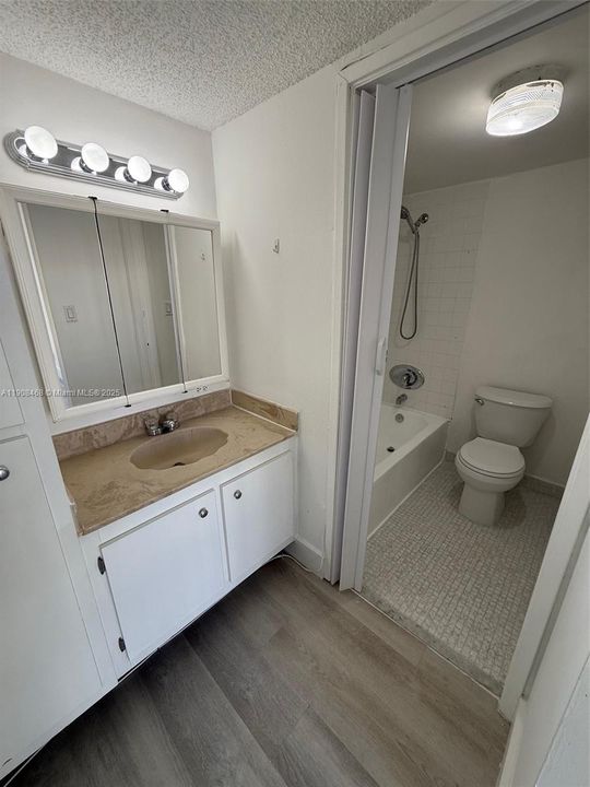 合同活跃: $1,950 (1 贝兹, 1 浴室, 767 平方英尺)