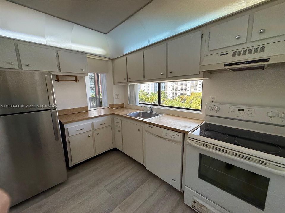 合同活跃: $1,950 (1 贝兹, 1 浴室, 767 平方英尺)