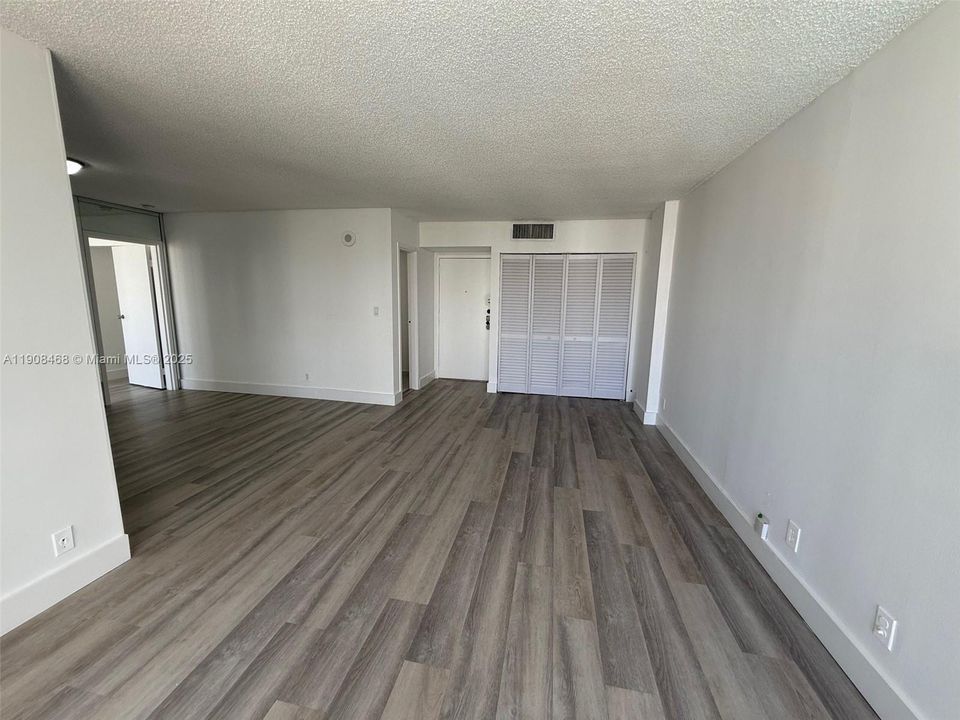 合同活跃: $1,950 (1 贝兹, 1 浴室, 767 平方英尺)