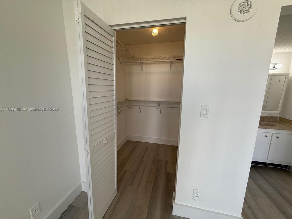 合同活跃: $1,950 (1 贝兹, 1 浴室, 767 平方英尺)