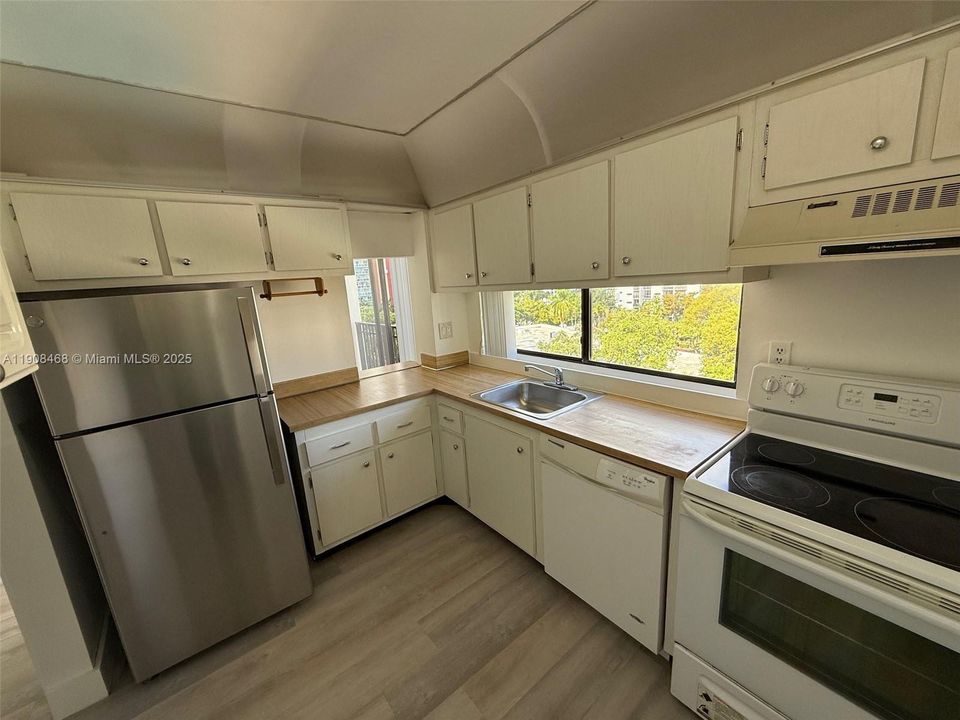 合同活跃: $1,950 (1 贝兹, 1 浴室, 767 平方英尺)