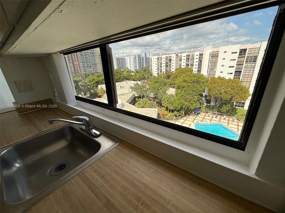 合同活跃: $1,950 (1 贝兹, 1 浴室, 767 平方英尺)