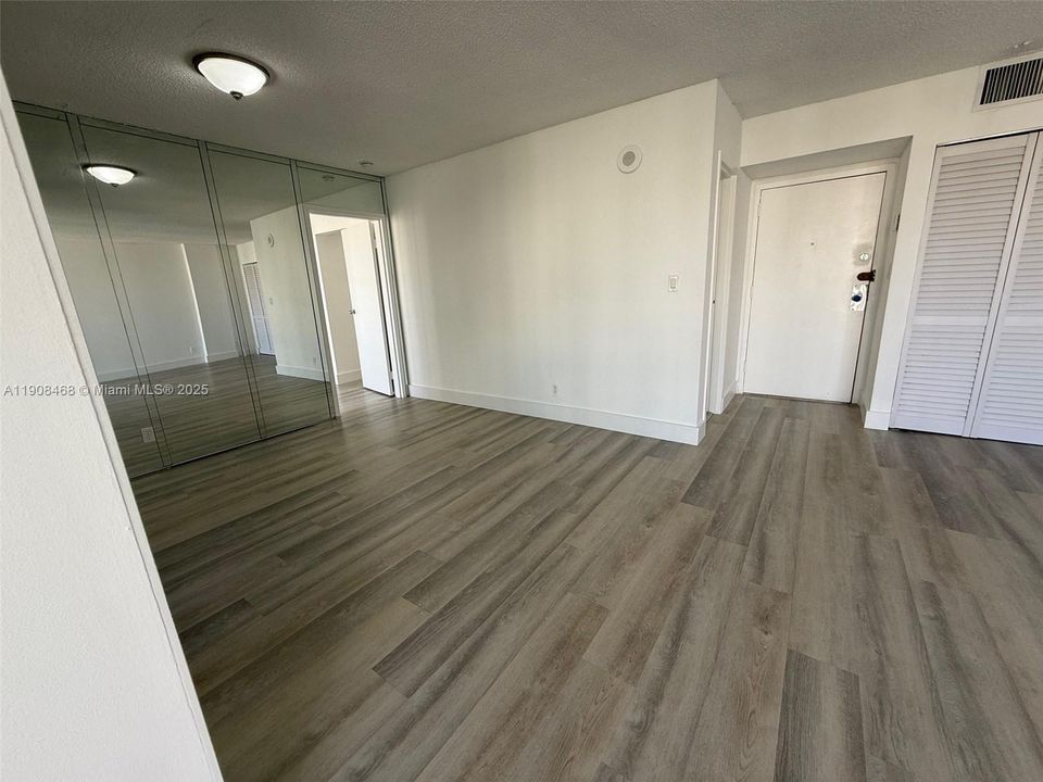 合同活跃: $1,950 (1 贝兹, 1 浴室, 767 平方英尺)