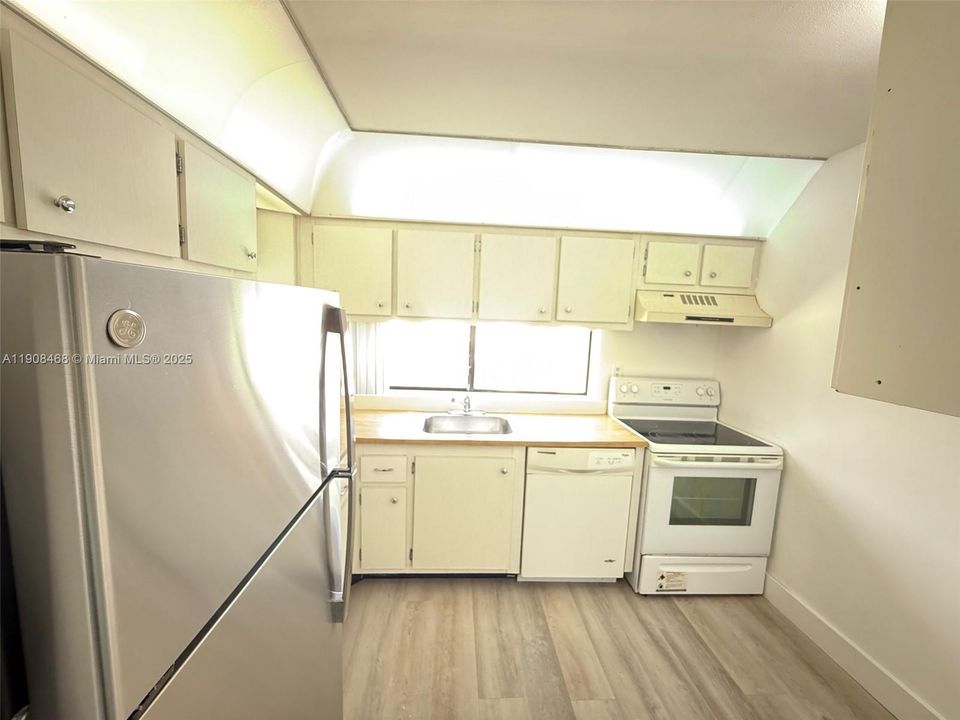 合同活跃: $1,950 (1 贝兹, 1 浴室, 767 平方英尺)