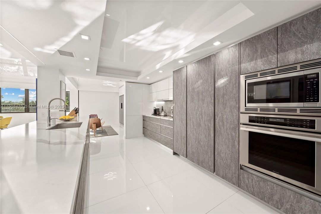 На продажу: $2,250,000 (2 спален, 2 ванн, 2325 Квадратных фут)