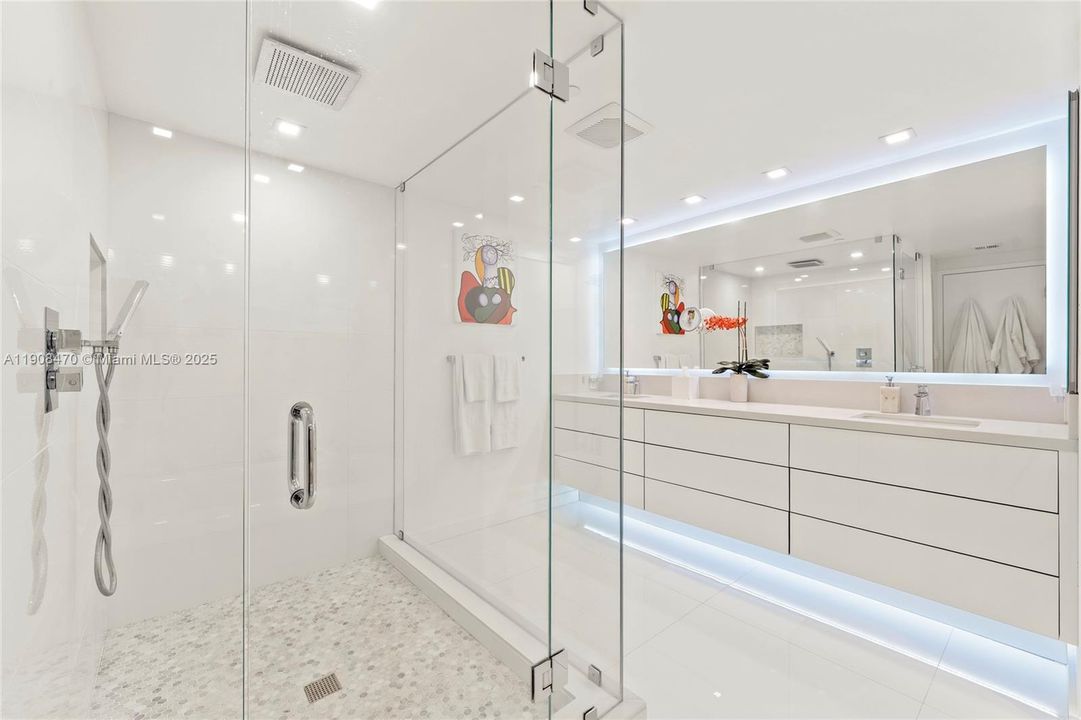 На продажу: $2,250,000 (2 спален, 2 ванн, 2325 Квадратных фут)