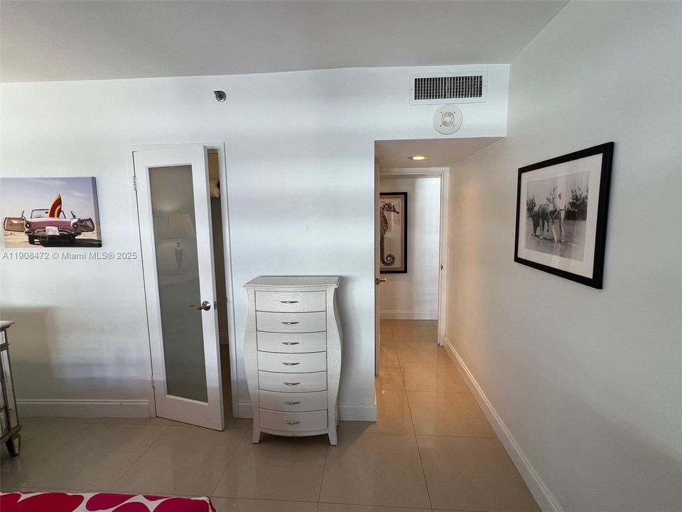 For Sale: $559,000 (1 beds, 1 baths, 820 Square Feet)