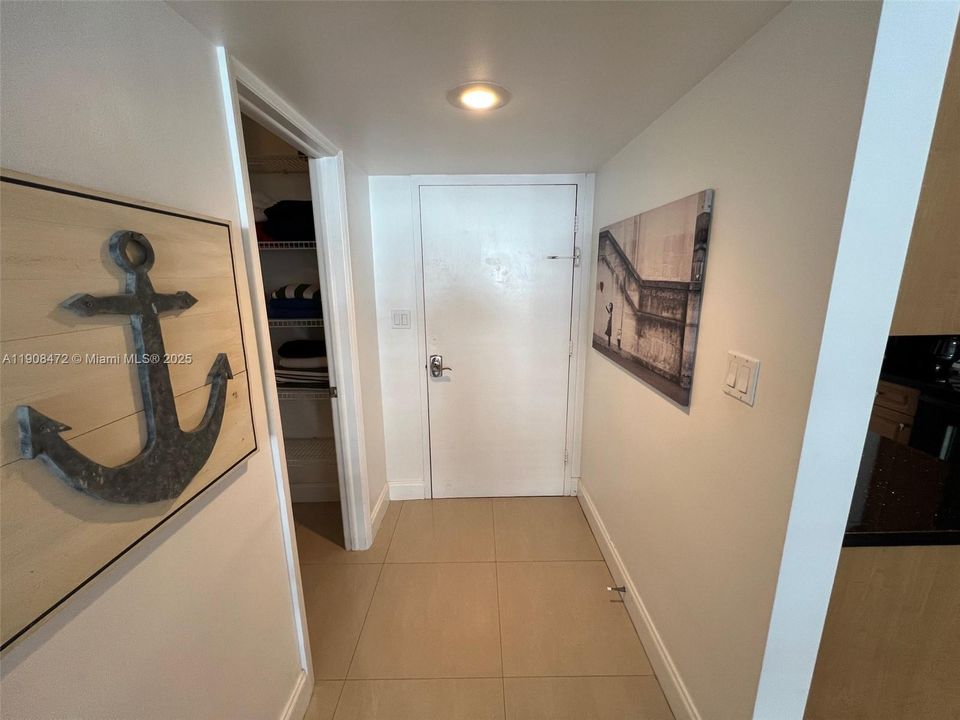 For Sale: $559,000 (1 beds, 1 baths, 820 Square Feet)