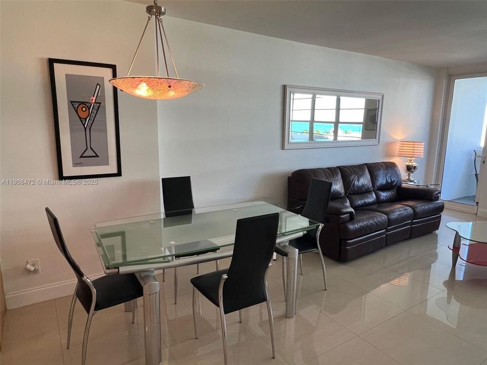 For Sale: $559,000 (1 beds, 1 baths, 820 Square Feet)