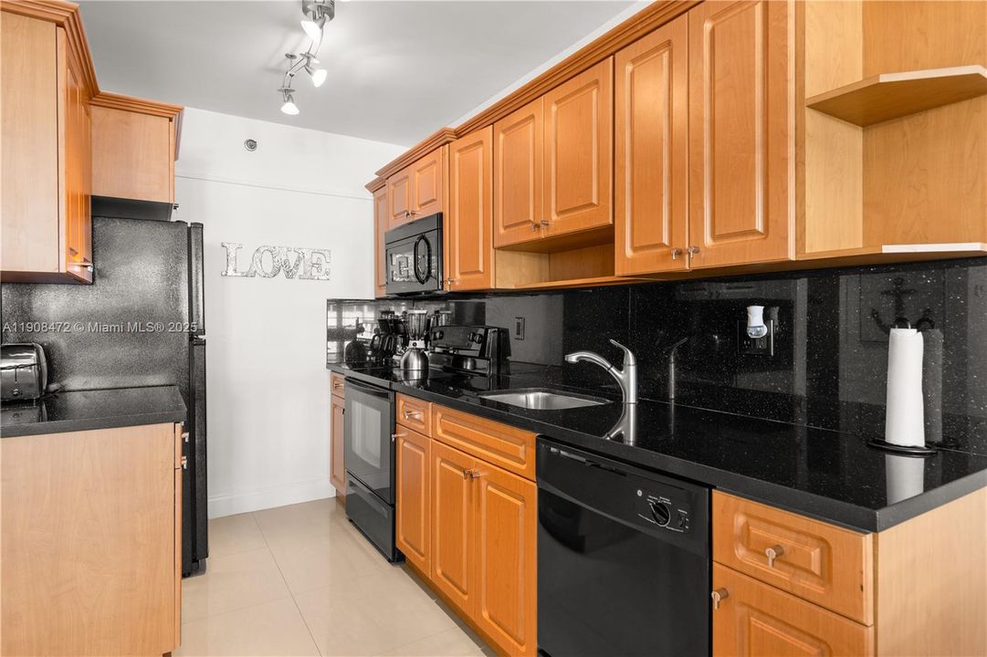 For Sale: $559,000 (1 beds, 1 baths, 820 Square Feet)