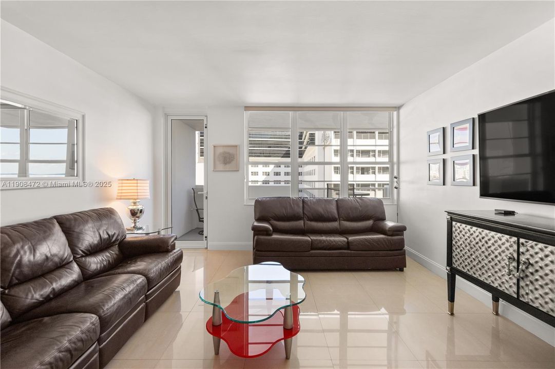 For Sale: $559,000 (1 beds, 1 baths, 820 Square Feet)