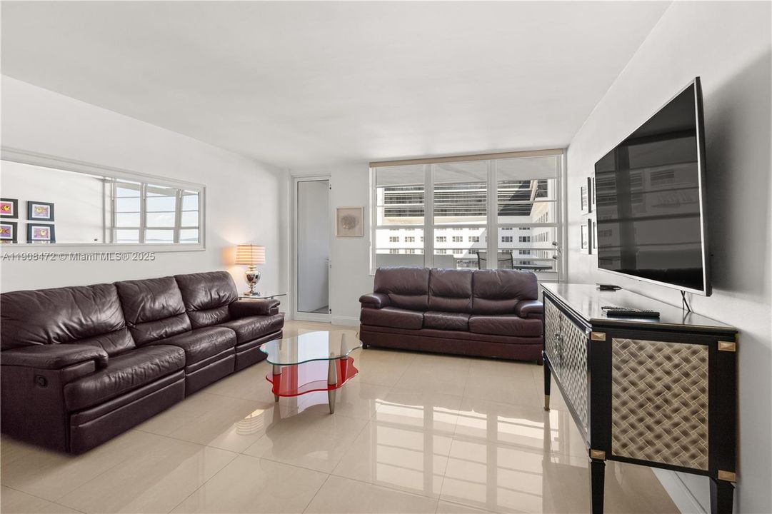 For Sale: $559,000 (1 beds, 1 baths, 820 Square Feet)