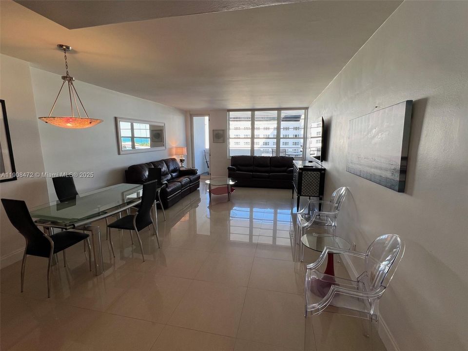 For Sale: $559,000 (1 beds, 1 baths, 820 Square Feet)