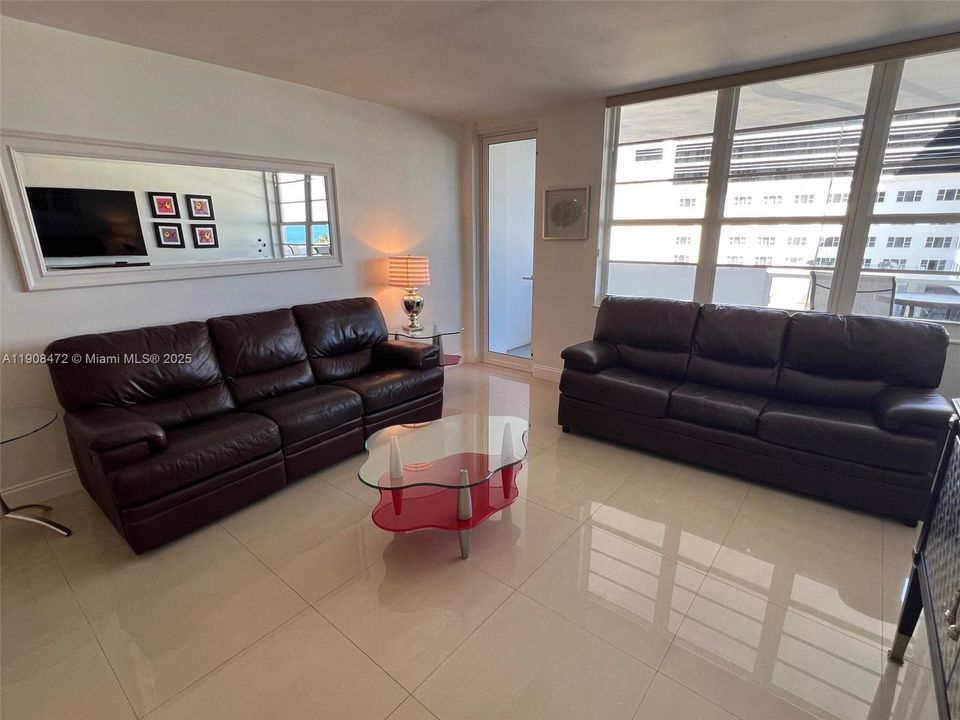 For Sale: $559,000 (1 beds, 1 baths, 820 Square Feet)