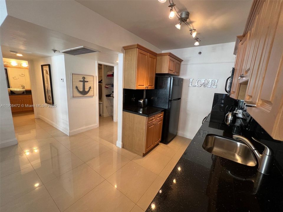 For Sale: $559,000 (1 beds, 1 baths, 820 Square Feet)