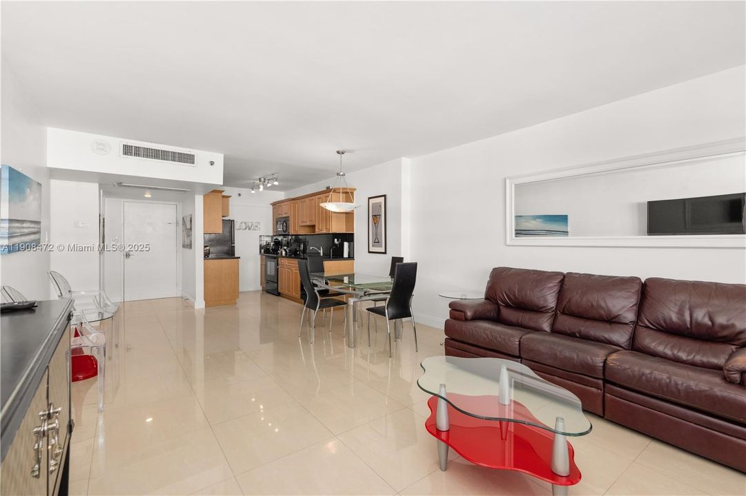 For Sale: $559,000 (1 beds, 1 baths, 820 Square Feet)