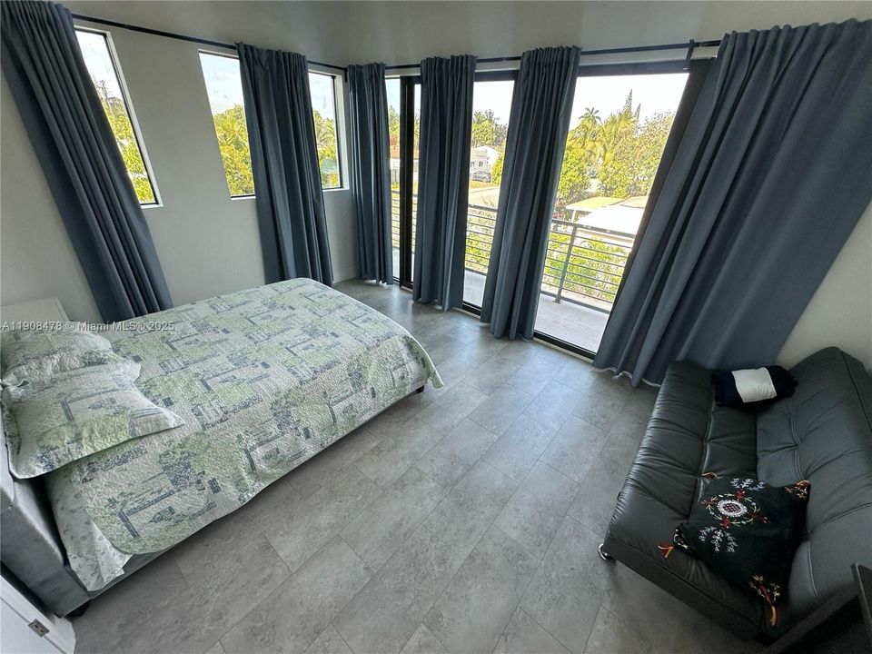 Active With Contract: $5,590 (3 beds, 3 baths, 2400 Square Feet)