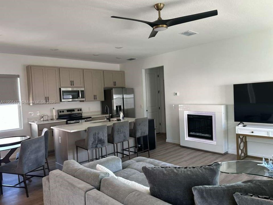 出租: $1,600 (1 贝兹, 1 浴室, 0 平方英尺)