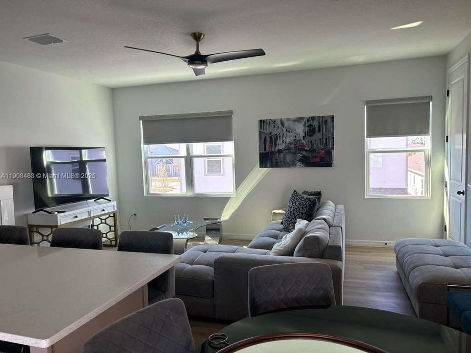 出租: $1,600 (1 贝兹, 1 浴室, 0 平方英尺)