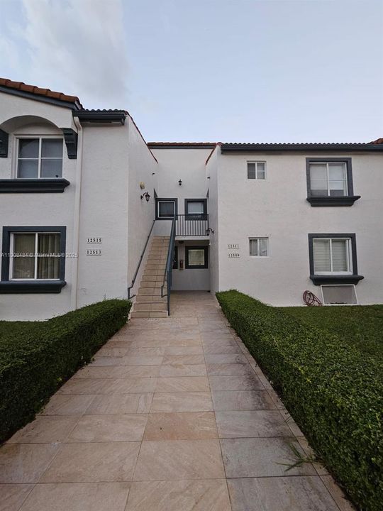 Recently Rented: $2,350 (2 beds, 2 baths, 970 Square Feet)