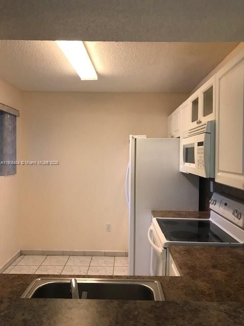 Recently Rented: $2,350 (2 beds, 2 baths, 970 Square Feet)